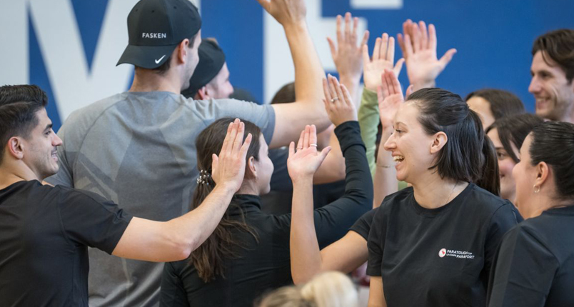 Des employés de Fasken qui se félicitent lors d’une activité sportive en équipe.