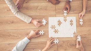 équipe mettant ensemble des morceaux de puzzle