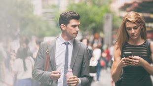 deux jeunes gens d'affaires marchant sur une rupture