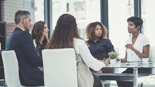 groupe diversifié de personnes dans la réunion de Conseil