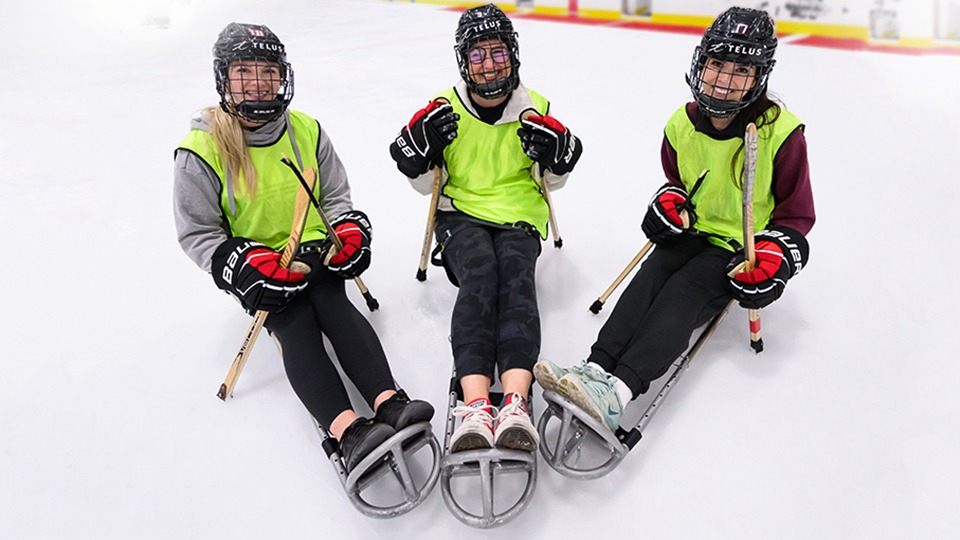 Trois employées de Fasken pratiquant le parahockey sur glace.