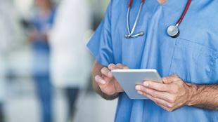 gros plan du docteur prendre des notes