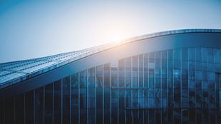 soleil qui brille sur le bâtiment
