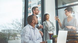 quatre personnes dans discuter à la réunion