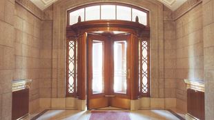 porte tournante dans le vieux bâtiment