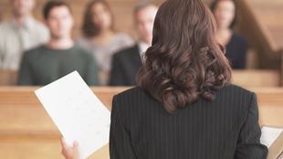 dos de femme parlant au groupe