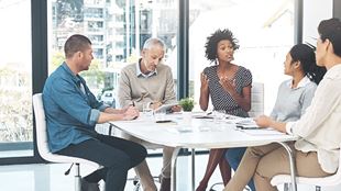 personnes diverses dans une réunion