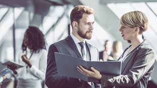 deux personnes discutant d'un portfolio 