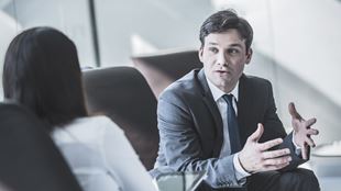 deux personnes à la réunion de Conseil