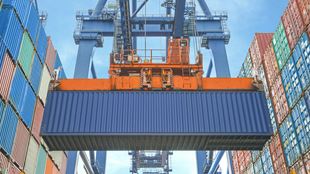 grue se déplaçant de grandes boîtes d'expédition