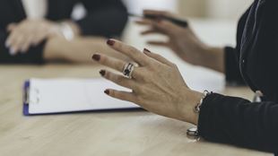 les mains de womans dans la réunion